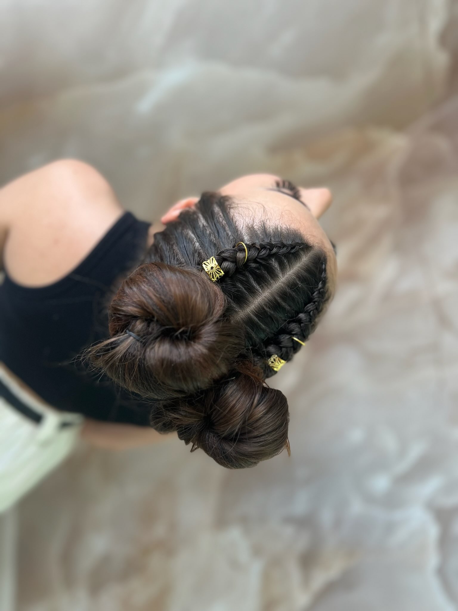 Stylistka pracująca nad włosami klientki